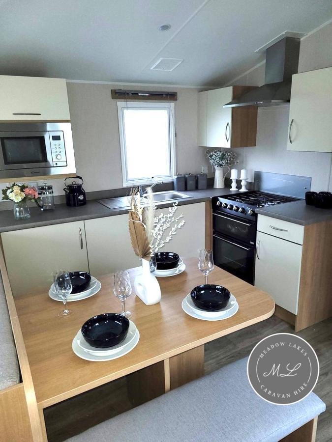 Palm Grove 181- Golden Palm - Pet Friendly, Wifi, Central Heating, Bed Linen - Meadow Lakes Caravan & Lodge Hire チャペル・セント・レオナルズ エクステリア 写真