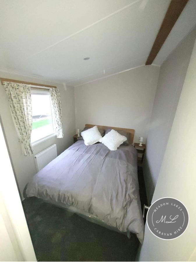 Palm Grove 181- Golden Palm - Pet Friendly, Wifi, Central Heating, Bed Linen - Meadow Lakes Caravan & Lodge Hire チャペル・セント・レオナルズ エクステリア 写真